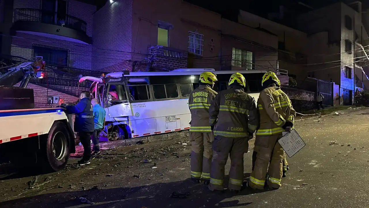 Dos personas murieron en Manrique tras el choque de dos buses, una moto y dos taxis