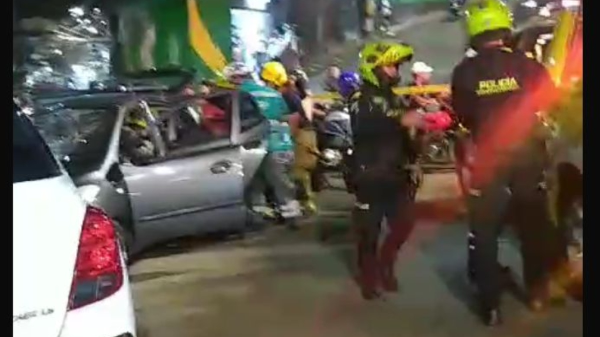 [Video] Medellín: Vehículo sin frenos embistió a dos peatones y los mató