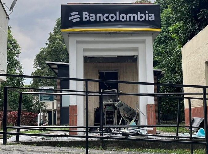 Encapuchados vandalizaron cajero de la Universidad Nacional
