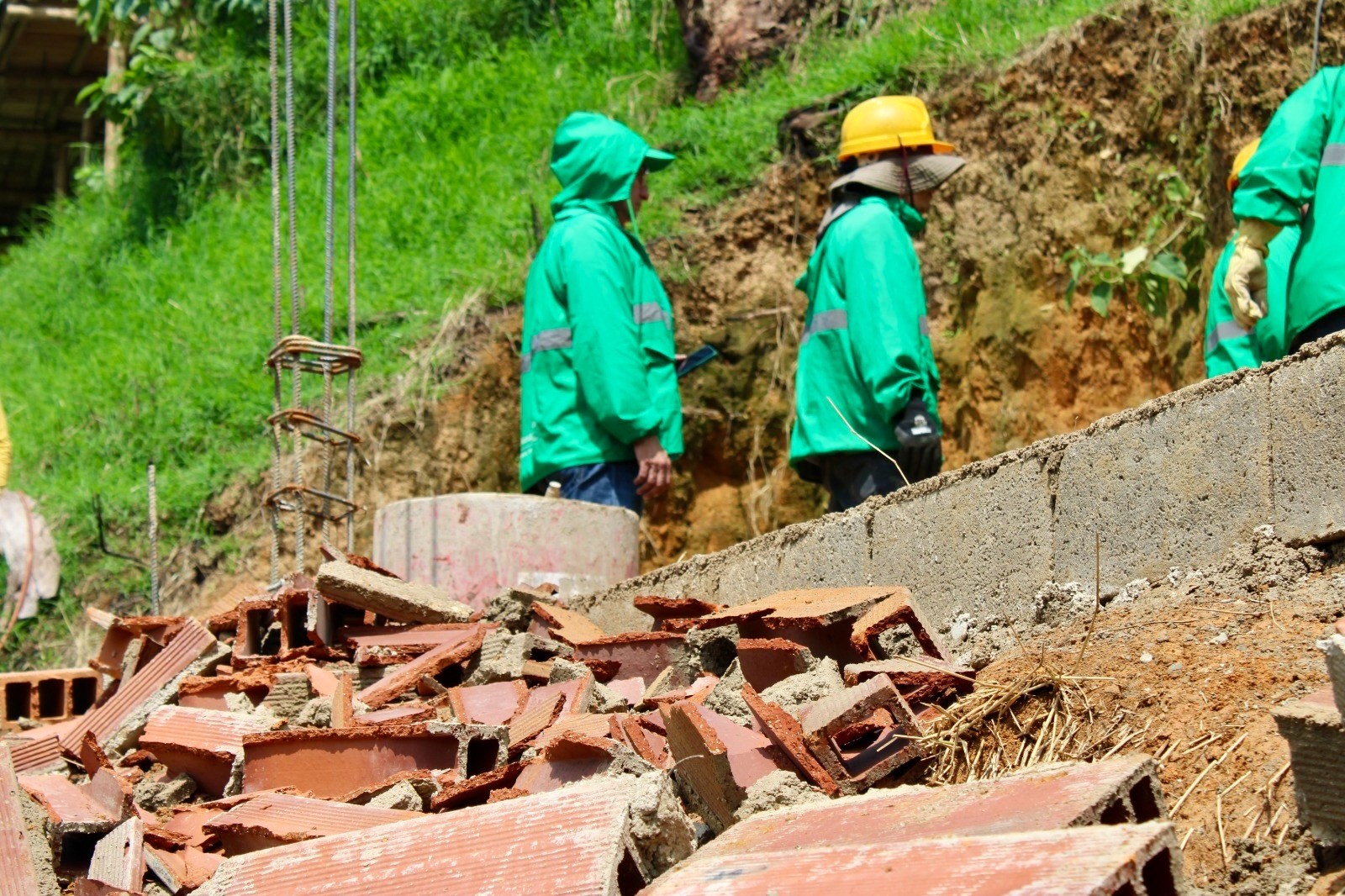 Medellín: vent de lotes ilegales, dos humildes viviendas fueron demolidas