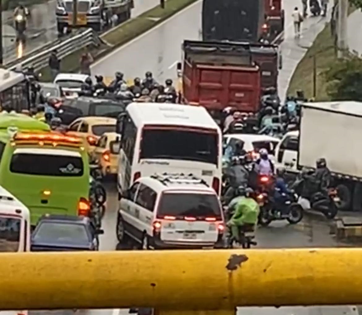 [Video] Volqueteros bloquearon la autopista Medellín - Bogotá