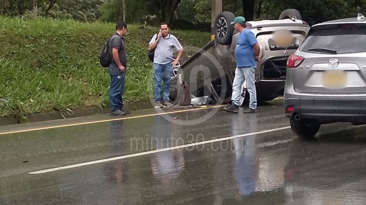 Accidente de tránsito con volcamiento de vehículo en la vía que conduce a Girardota