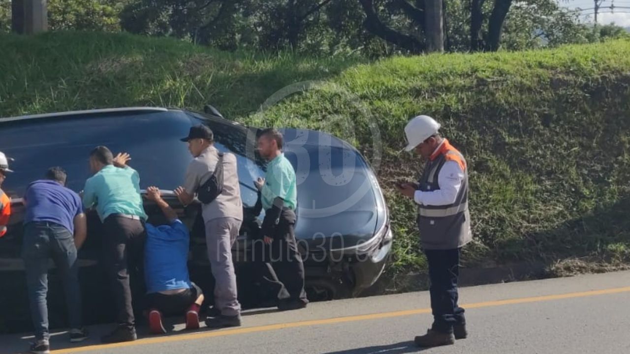 Accidente en la vía Niquía-El Hatillo: Vehículo termina volcado